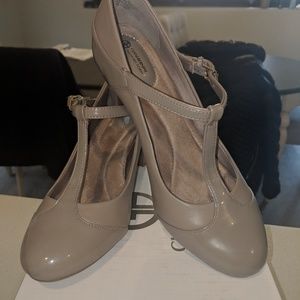 Giani bernini beige mary jane style pumps